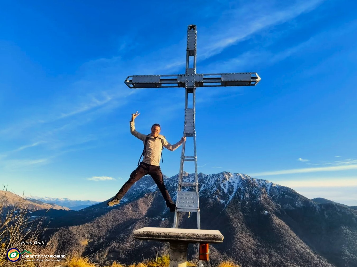 24 Alla croce (1425 m)  del Monte Castello (1474 m) .jpg
